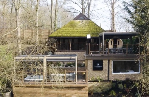 Bedford Cabin | Tree House - Luxury Riverside