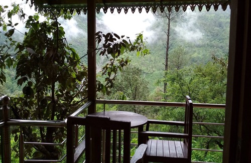 Kaul House | Inviting Tree House on Oak Tree by River Kalsa in Silent Valley