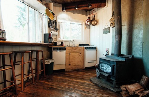 White Salmon Cabin | Relaxing Tree House Tranquil-A-Tree Romantic Escape