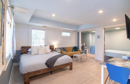 Five Points South House | Tree House: Guest Rated 9.8 with Spa and Family Amenities