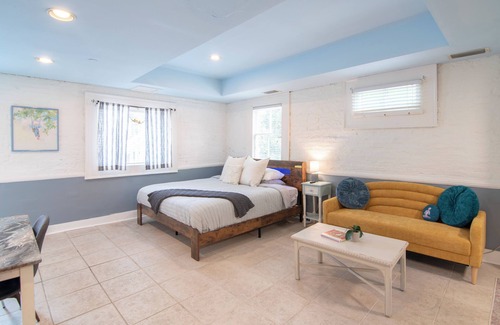 Five Points South House | Tree House: Guest Rated 9.8 with Spa and Family Amenities