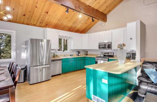 Arrowhead Villas House | Idyllic Lake Arrowhead Cabin Steps from the Village