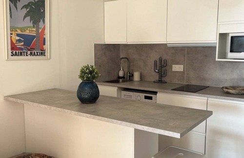 La Nartelle Apartment | Tree-lined residence with swimming pool