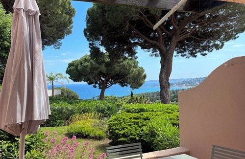 La Nartelle Apartment | Tree-lined residence with swimming pool