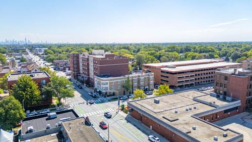 Forest Park Apartment | Tree-Lined Serenity Condo in Forest Park, Near Train & Madison St