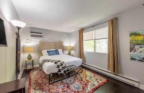 Forest Park Apartment | Tree-Lined Serenity Condo in Forest Park, Near Train & Madison St