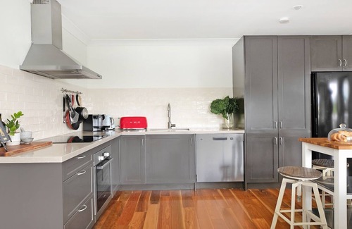 Robertson House | Tranquil Tree-Scape Retreat: Pet-Friendly with Scenic Views