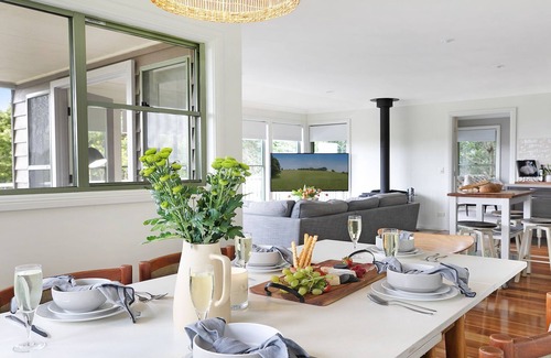 Robertson House | Tranquil Tree-Scape Retreat: Pet-Friendly with Scenic Views