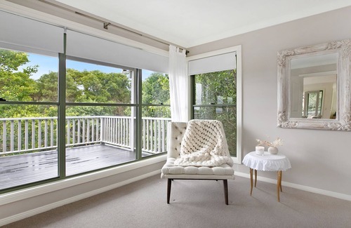 Robertson House | Tranquil Tree-Scape Retreat: Pet-Friendly with Scenic Views