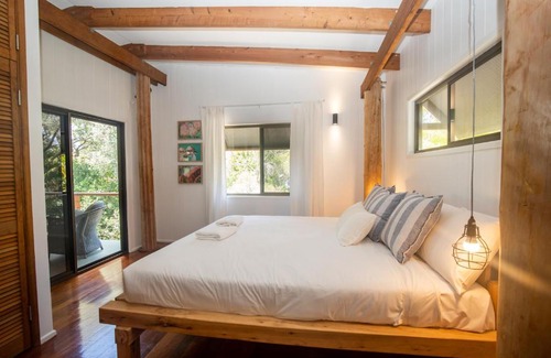 Point Lookout House | Cozy Tree & Sea Retreat - Family-Friendly Dual Living Space