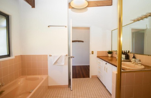 Point Lookout House | Cozy Tree & Sea Retreat - Family-Friendly Dual Living Space
