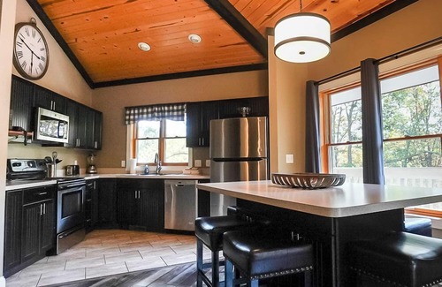 Logan Cabin | Relaxing Tree Top Retreat in Hocking Hills with Spa & Pool