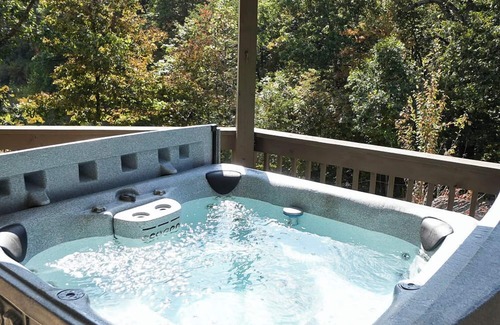 Logan Cabin | Relaxing Tree Top Retreat in Hocking Hills with Spa & Pool