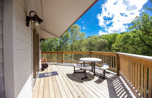 Logan Cabin | Relaxing Tree Top Retreat in Hocking Hills with Spa & Pool