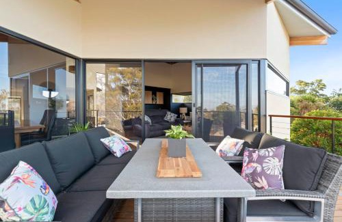 Rosetta House | Tree Top Views: 4 Bedroom Retreat Near MONA, Family Friendly