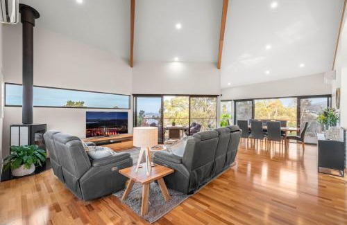 Rosetta House | Tree Top Views: 4 Bedroom Retreat Near MONA, Family Friendly