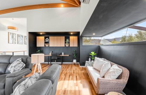 Rosetta House | Tree Top Views: 4 Bedroom Retreat Near MONA, Family Friendly