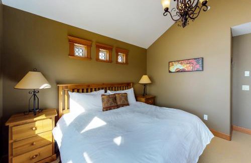 Big White Ski Resort House | Unforgettable Tree Tops: Family-Friendly Retreat with Hot Tub