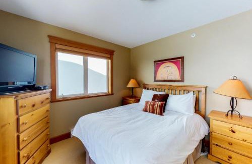 Big White Ski Resort House | Unforgettable Tree Tops: Family-Friendly Retreat with Hot Tub