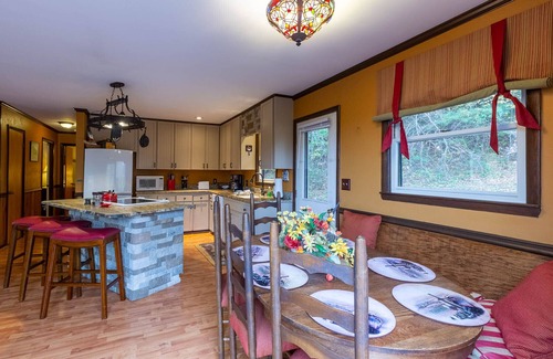 Sylva House | Tree Tops: Cozy Retreat with Mountain Views & Hot Tub