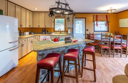 Sylva House | Tree Tops: Cozy Retreat with Mountain Views & Hot Tub