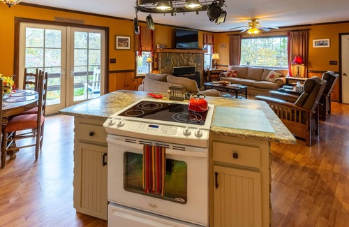 Sylva House | Tree Tops: Cozy Retreat with Mountain Views & Hot Tub