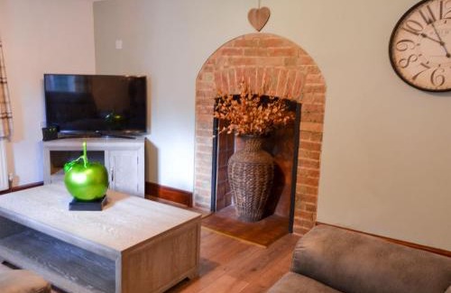 Mundford House | Pet-Friendly Tree Tops Cottage with Exceptional Guest Ratings