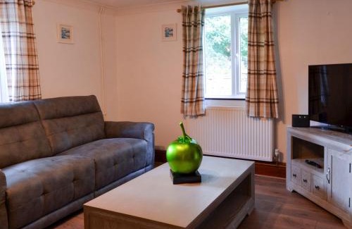 Mundford House | Pet-Friendly Tree Tops Cottage with Exceptional Guest Ratings