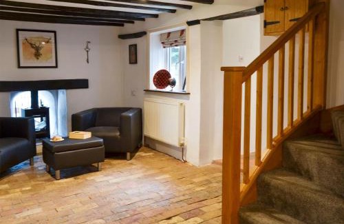 Mundford House | Pet-Friendly Tree Tops Cottage with Exceptional Guest Ratings