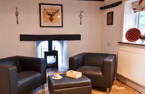 Mundford House | Pet-Friendly Tree Tops Cottage with Exceptional Guest Ratings