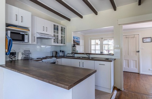 Cudmirrah House | Stay at Tree Tops: Steps from Scenic Swan Lake