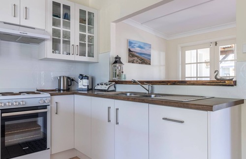 Cudmirrah House | Stay at Tree Tops: Steps from Scenic Swan Lake