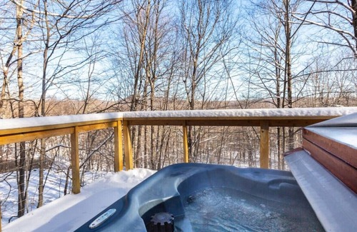 Fleischmanns Cabin | Tree Tops Retreat, A Stylish 3 BR Getaway with Hot Tub