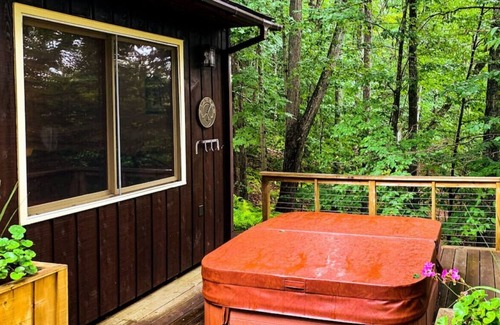 Fleischmanns Cabin | Tree Tops Retreat, A Stylish 3 BR Getaway with Hot Tub