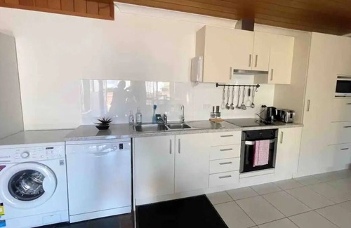 Yamba House | Serene Tree View Hotel Near River & Restaurants - 10/10 Score