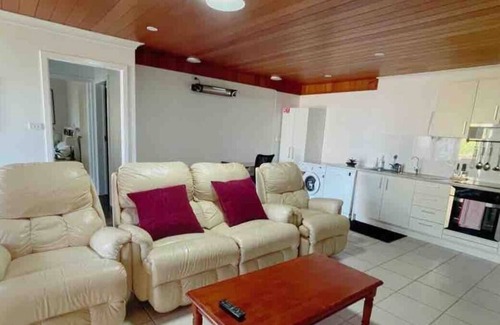 Yamba House | Serene Tree View Hotel Near River & Restaurants - 10/10 Score