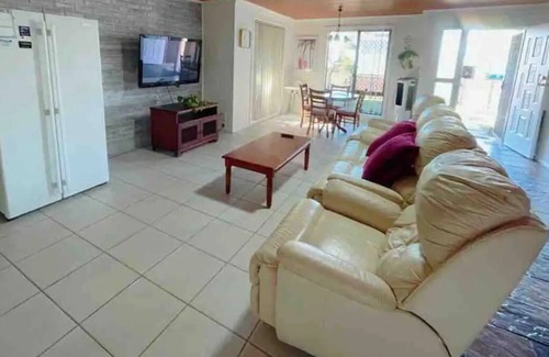 Yamba House | Serene Tree View Hotel Near River & Restaurants - 10/10 Score