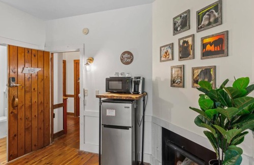 Townsend Hotel | Relaxing Village View Room with Private Balcony & Breakfast