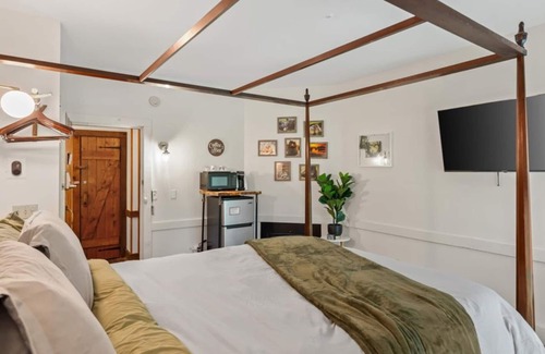 Townsend Hotel | Relaxing Village View Room with Private Balcony & Breakfast
