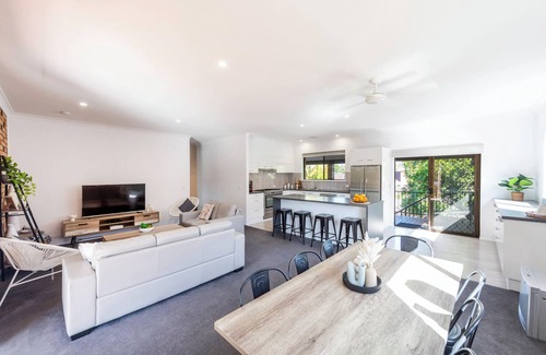 Yamba House | Relaxing Tree Views at Oceanstays with Stunning Oceanfront