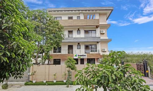 Noida Hotel | Inviting Treebo Modern Stays with Breakfast & Family Amenities