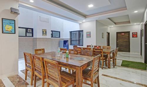 Noida Hotel | Inviting Treebo Modern Stays with Breakfast & Family Amenities