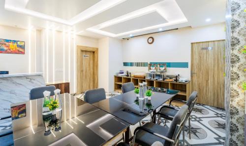 Varanasi Hotel | Budget-Friendly Hotel Om Shree Banaras with Family Dining
