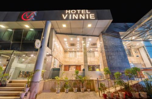 Tonk Road Hotel | Budget-Friendly Hotel Vinnie with Hot Tub & Family Amenities