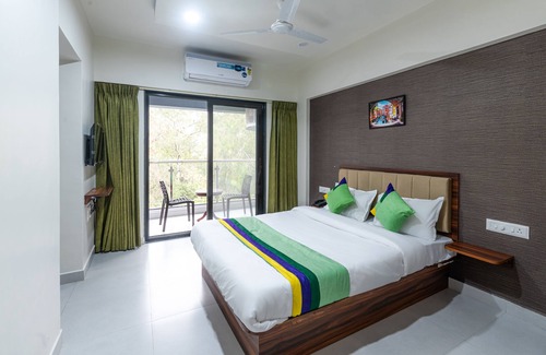Hadapsar Hotel | Convenient Treebo Raana Encore - Family-Friendly Stay