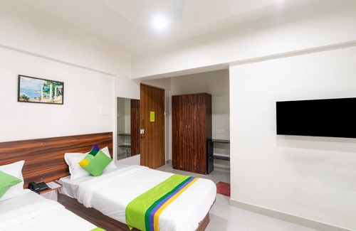 Hadapsar Hotel | Convenient Treebo Raana Encore - Family-Friendly Stay