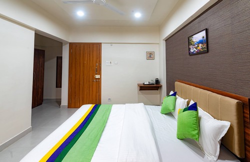 Hadapsar Hotel | Convenient Treebo Raana Encore - Family-Friendly Stay