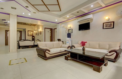 Karol Bagh Hotel | Convenient Stay at Treebo Rockwell Plaza with Breakfast & More