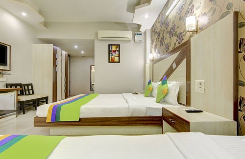 Karol Bagh Hotel | Convenient Stay at Treebo Rockwell Plaza with Breakfast & More