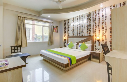 Karol Bagh Hotel | Convenient Stay at Treebo Rockwell Plaza with Breakfast & More